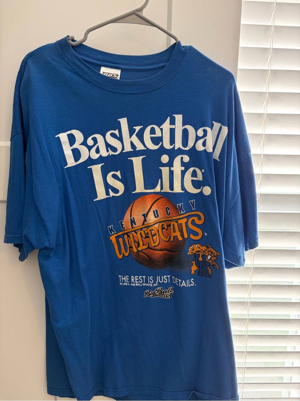 Vintage Kentucky Wildcats “Basketball Is Life” Big Ball Sports Tee — XL